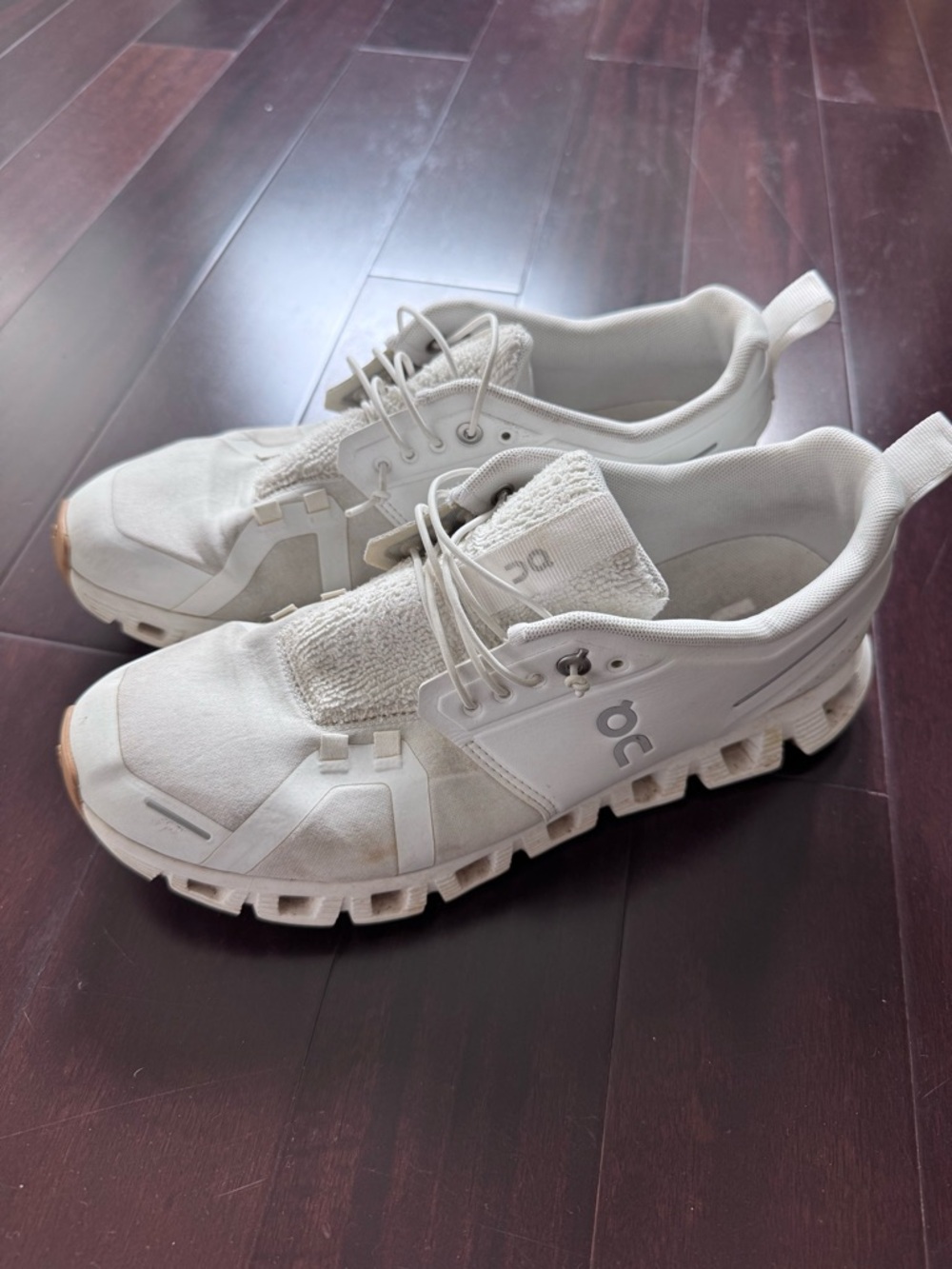 On Cloud Women’s White Athletic Sneakers size 10.5
